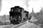 91 1941 und 91 1940 vor der Stadtkulisse von Rostock auf der Verbindungsbahn vom Hauptbahnhof zum Stadthafen.  (1933) <i>Foto: Karl Eschenburg</i>