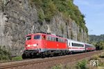 Die bei DB-Autozug beheimatete 115 509 vor dem ICE-Ersatzzug IC 2862 nach Bonn bei Ennepetal, diesmal mit nicht ganz korrekter Stromabnehmerführung und Zugsignalisierung. (22.09.2010) <i>Foto: Joachim Bügel</i>