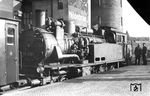 74 1261 (Bw Berlin Anhalter Bf) wartet mit einem Zug nach Zossen im Potsdamer Ring- und Vorortbahnhof. Die Lok ist mit einem großen 5 kW-Generator ausgerüstet, der auch für die Zugbeleuchtung dienen sollte.  (07.1938) <i>Foto: Herbert Treichel</i>