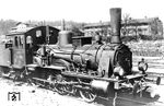 Die Mecklenburgische Friedrich-Franz-Eisenbahn erwarb von 1888 bis 1907 insgesamt 39 Lokomotiven der preußischen Gattung P 3¹ und reihte sie in die Gattung VI ein. Eingesetzt wurden die Lokomotiven unter anderem im Schnellzugdienst auf der Strecke zwischen Neustrelitz und Warnemünde. Von diesen Lokomotiven wurden 1925 durch die Deutsche Reichsbahn noch 22 umgezeichnet. Sie erhielten die Nummern 34 7301 bis 7308 (12 t Achslast) und 34 7351 bis 7364 (13 t Achslast). Die Lokomotiven waren zuletzt nur noch in untergeordneten Diensten anzutreffen. Die Aufnahme der 34 7308 vom Bw Schwerin (Meckl) entstand im Lokbf Bad Kleinen. (1927) <i>Foto: DLA Darmstadt (Maey)</i>