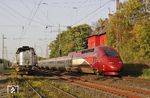 In Lintorf begegnet der auf die Fahrt ins Angertal wartende Güterzug mit der Vossloh VL 18 dem umgeleiteten THA 9437 nach Essen. (16.10.2017) <i>Foto: Wolfgang Bügel</i>