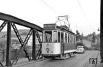 Maximumtriebwagen Nr. 57 der Waggonfabrik Rastatt (Baujahr 1928) auf der Linie 5 nach Haslach auf der Brücke über den Freiburger Hauptbahnhof. (16.12.1956) <i>Foto: Helmut Röth</i>