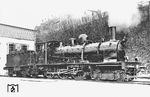 Porträtaufnahme der 38 7001 in einem nicht bekannten Bw der Rbd Karlsruhe. Die Dampflokomotiven der Gattung IV e der Badischen Staatseisenbahnen wurden von der Elsässischen Maschinenbau-Gesellschaft Grafenstaden konstruiert, die 1894 auch die ersten acht Exemplare auslieferte. Es waren die ersten Lokomotiven mit der Achsfolge 2'C in Deutschland. Weitere 75 Lokomotiven wurden bis 1901 von der Maschinenbau-Gesellschaft Karlsruhe gebaut. Die Deutsche Reichsbahn übernahm 1925 noch 35 Exemplare als Baureihe 38.70; sie erhielten – nach Lieferserien gruppiert – die Betriebsnummern 38 7001 – 38 7007, 38 7021 – 38 7025, 38 7031 – 38 7034, 38 7041 – 38 7046 und 38 7061 – 38 7073. Alle Maschinen wurden bis 1932 ausgemustert.  (1929) <i>Foto: DLA Darmstadt (Maey)</i>