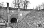 Obwohl die Bahnstrecke Leipzig—Dresden durch eher flaches Gelände im nördlichen Sachsen trassiert wurde, entstand in den Jahren 1837-39 bei Oberau ein Tunnel, weil man damals der Ansicht war, dass Eisenbahnen keine größeren Steigungen überwinden könnten. 1933 wurde mit dem Abbruch des maroden Oberauer Tunnels begonnen. Das Bild entstand unmittelbar vor Beginn der Arbeiten.  (1933) <i>Foto: RVM (RBD Dresden)</i>