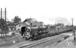 Die zum Bestand des Bw Fulda gehörende 03 138 rollt mit einem beachtlichen Personenzug dem Bahnhof Mechterstädt-Sättelstädt zwischen Gotha und Eisenach entgegen.  (11.07.1934) <i>Foto: RVM-Filmstelle Berlin (Bellingrodt)</i>
