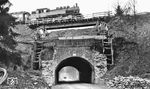 93 893 (Bw Wuppertal-Vohwinkel) passiert mit P 1019 nach Dieringhausen eine Hilfsbrücke bei Winterhagen. Grund war die Sanierung des Tunnelgewölbes über die Bornefelder Str. (heutige B 237), das wegen Wassereinbruchs abgedichtet werden musste.  (1934) <i>Foto: DLA Darmstadt (Bellingrodt)</i>
