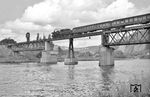 38 3202 (Bw Mannheim Hbf) überquert mit E 517 (Kaiserslautern - Bayreuth) die Notbrücke über den Neckar bei Neckargemünd. (27.07.1957) <i>Foto: Helmut Röth *</i>