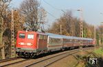 Die damals dienstälteste E 10 (Abnahme am 21.11.1957 als E 10 114, seit 2005: 115 114) beförderte kurz vor ihrem 48. Geburtstag den ICE-Ersatzzug IC 2862 (Hamm - Bonn) bei Gruiten. Am Zugschluss hängt noch 115 509. (16.11.2010) <i>Foto: Joachim Bügel</i>