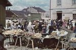 Markttag während des Zweiten Weltkriegs in der Slowakei mit einem aus heutiger Sicht eher grenzwertigem Fleischangebot aus Rinderköpfen und -hufen. Das Schild "VELKOOBCHOD" weist auf einen "Großhandel" hin. (1941) <i>Foto: Privatfoto</i>