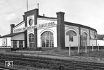 Frisch renoviert zeigt sich der Lokschuppen des Bw Euskirchen mit den für die damalige Zeit unvermeidlichen Parolen. Die Bezeichnung "Reichsbahn-Betriebswerk" war damals noch gebräuchlich. (1938) <i>Foto: RBD Köln</i>
