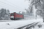 Manchmal stimmt sogar noch der alte Werbespruch der Bundesbahn "Alle reden vom Wetter - wir nicht". So war IC 2025 nach Frankfurt/M im dichten Schneetreiben bei Solingen fast pünktlich unterwegs. (05.12.2010) <i>Foto: Joachim Bügel</i>
