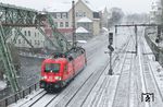 182 002 fährt mit IC 2023 (Hamburg-Altona - Frankfurt/M Hbf) durch Wuppertal-Barmen. (02.12.2010) <i>Foto: Joachim Bügel</i>