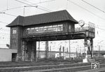 Das Reiterstellwerk "Hma" in der Nordausfahrt des Rangierbahnhof von Hamm/Westf. Rechts befindet sich das Bw. (09.1975) <i>Foto: Benno Wiesmüller</i>
