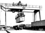 Blick auf den 35 t-Portalkran, gebaut von der HILGERS Stahlbau-AG in Rheinbrohl, im Container-Umschlagbahnhof Düsseldorf-Bilk.  (1975) <i>Foto: BD Wuppertal (Säuberlich)</i>