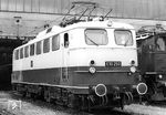 Auch für die Bespannung des "Rheinpfeils" fehlten entsprechende schnelle Lokomotiven, sodass erneut E 10-Serienloks, diesmal E 10 250-254, für 160km/h modifiziert wurden. Hier wartet die kobaltblau/beige lackierte E 10 250 im Bw München Hbf auf den nächsten "Rheinpfeil"-Einsatz.  (13.09.1963) <i>Foto: Robin Fell</i>