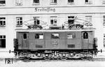 Nachdem die Strecke Salzburg—Freilassing—Berchtesgaden zwischen 1912 und 1914 elektrifiziert worden war, suchte die Bayerische Staatsbahn geeignete Loks für den elektrischen Zugbetrieb. 1912 wurden dazu zwölf Probelokomotiven bestellt, darunter waren neben den EP 3 (E 36) sowie den EP 4 (E 36.2) auch die EG 1 (E 73). Jede dieser Lokomotivreihen erhielt ihre elektrische Ausrüstung von einer anderen Firma. Die EG 1 war dabei abweichend zu vielen Konstruktionen der damaligen Zeit mit Einzelachsantrieb und Tatzlager-Fahrmotoren ausgerüstet. Wahrscheinlich versprach sich die Bayerische Staatsbahn von dieser Konstruktion einen besseren Kurvenlauf, geringere Radreifenabnutzung und Schienenverschleiß, sodass sie sich für diese Konstruktion entschied. Gebaut wurden aber nur zwei Exemplare. Kurz vor ihrer Ausmusterung am 7. November 1934 porträtierte Hermann Maey die Lok vor dem Verwaltungsgebäude ihrer Heimatdienststelle Bw Freilassing. (1934) <i>Foto: DLA Darmstadt (Maey)</i>