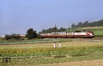 Für eine kurze Arbeitsunterbrechung auf dem Feld sorgte die Vorbeifahrt eines 601 als IC "Hessenkurier" (Wiesbaden - München) bei Göppingen-Faurndau. (26.09.1978) <i>Foto: Peter Schiffer</i>