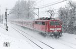 Durch das Schneetreiben bei Gruiten ist 111 151 mit RB 11973 (Wuppertal Hbf - Köln Hbf) unterwegs. (05.12.2010) <i>Foto: Joachim Bügel</i>