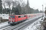 111 124 mit einem Ersatzwagenpark (statt Dosto) des RE 29726 (Krefeld - Rheine) in Solingen-Ohligs. (02.12.2010) <i>Foto: Joachim Bügel</i>