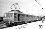Die Deutsche Bundesbahn hatte vier Triebzüge im Bestand, die teilweise von der Berliner S-Bahn Berlin und der Peenemünder Werkbahn stammten. Sie wurden zunächst als Gleichstromzüge auf der Isartalbahn eingesetzt und 1956/57 für Wechselstrombetrieb mit 15 kV / 16 2/3 Hz umgebaut. Jede dieser Einheiten bestand aus einem Triebwagen und einem kurzgekuppelten Steuerwagen. Die beiden Viertelzüge ET/ES 182 11 und 12 (späterer ET 26 001) fertigte die Firma Wegmann in Kassel im Jahr 1949 aus vier angearbeiteten Beiwagen-Untergestellen der Berliner Bauart 1941 (EB 167 212–283, teilgeliefert 1943 bis 1944), die wegen der Zerstörung Kassels nicht vollständig ausgeliefert worden waren. Der Umbau zum Wechselstromtriebwagen ET 26 001 erfolgte ebenfalls bei Wegmann in Kassel, die Abnahme war am 8. Juli 1957. Helmut Röth erwischte den frisch von München nach Rosenheim umstationierten Triebwagen im Bahnhof Rosenheim. Den dahinter stehenden Schwesterzug hat er allerdings nicht dokumentiert. (24.05.1958) <i>Foto: Helmut Röth *</i>