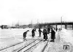 Dienstverpflichtete einheimische Männer und Frauen versuchen eine Weichenverbindung im Bahnhof Minsk vom Schnee zu befreien.  (1942) <i>Foto: RVM (Bandelow)</i>