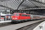 110 452 (Bh Dortmund Bbf) mit einem Lr von Köln nach Dortmund in Köln Hbf. Ein Jahr später war die Lok bereits verschrottet. (18.02.2011) <i>Foto: Joachim Bügel</i>