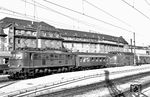 118 005 vor D 469 und 221 141 mit einem Schnellzug nach Lindau in München Hbf. (03.09.1973) <i>Foto: Dieter Kempf</i>