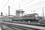118 024 fährt mit E 3303 aus Regensburg an dem markanten Sp Dr S60-Stellwerk "Mf" (Inbetriebnahme am 11.10.1964) in München Hbf ein.  (07.09.1973) <i>Foto: Dieter Kempf</i>