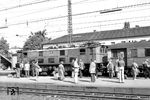 Diese Fahrgäste warten in Rosenheim offenkundig nicht auf den Zug, den 116 006 bespannt hat. (28.09.1973) <i>Foto: Dieter Kempf</i>