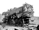 Die gerade einmal ein Jahr alte 52 7586 wurde beim Bombenangriff auf Saalfeld am 09.04.1945 auch schwer beschädigt. Sie war erst im Januar 1944 bei der Wiener Lokomotivfabrik AG, Wien-Floridsdorf, fertiggestellt worden. Die Beschädigungen galten wohl als nicht reparabel, die Lok wurde am 22.12.1947 ausgemustert. (27.04.1946) <i>Foto: RBD Erfurt</i>