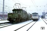 194 112 im Bahnhof Reutte in Tirol/Österreich. Als Besonderheit auf der Außerfernbahn unterliegt die Betriebsführung auf der gesamten Strecke von Garmisch über Reutte nach Kempten der DB, die Unterhaltung der Infrastruktur auf dem österreichischen Abschnitt jedoch den ÖBB. Rechts steht übrigens die Urahnin der Baureihe 628, der 628 001, der am 24.06.1974 beim Bw Kempten in Dienst gestellt wurde. (11.02.1985) <i>Foto: Joachim Bügel</i>
