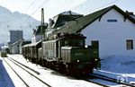 194 112 (Bw Ingolstadt) stellt im Bahnhof Reutte in Tirol die Übergabe nach Garmisch-Partenkirchen zusammen. (11.02.1985) <i>Foto: Joachim Bügel</i>