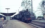 Mit einem Personenzug nach Einbeck steht 094 536 (94 1536) vom Bw Goslar im Bahnhof Salzderhelden. Neben anderen Leihloks war auch diese pr. T 16.1 im regulären Betrieb auf der Ilmebahn tätig.  (04.1971) <i>Foto: Günter Hauthal</i>