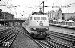 103 129 fährt mit IC 120 "Münchener Kindl" (München – Hannover) in den Bahnhof Wuppertal-Elberfeld (heute Wuppertal Hbf) ein. (21.06.1972) <i>Foto: Joachim Bügel</i>