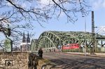 115 350 verlässt mit PbZ 2470 (Frankfurt - Dortmund) die Hohenzollernbrücke vor der Kulisse des Kölner Doms. (14.03.2018) <i>Foto: Joachim Bügel</i>