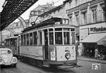Triebwagen 319 der Städtischen Straßenbahn Solingen (Baujahr 1927) auf der Linie 3 (Wt-Vohwinkel – Graf-Wilhelm-Platz Solingen) unter dem Schwebebahngerüst in der Kaiserstraße in Wuppertal-Vohwinkel. (1960) <i>Foto: Joachim Stichnoth</i>