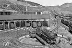Blick vom Schuppendach auf das sauerländische Bahnbetriebswerk Altenhundem mit 44 485 auf der Drehscheibe. (1951) <i>Foto: Gerhard Moll</i>