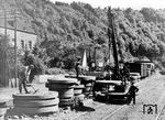 Versenden von Schleifsteinen im Bahnhof Auw (Kr Bitburg) in der Eifel. Die Schleifsteine aus rotem Eifelsandstein mit bis zu 2 Metern Durchmesser gingen u.a. zu den Großmesserschleifern ins bergische Solingen.  (1930) <i>Foto: RVM</i>