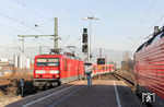 Längst Geschichte ist der Einsatz der Baureihe 143 auf der S 6 nach Essen. 143 215 kommt hier aus der Wendeanlage in Köln-Nippes, während rechts 143 292 auf das Freimachen des Wendegleises wartet. (22.02.2012) <i>Foto: Joachim Bügel</i>