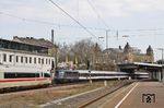 In Wuppertal-Steinbeck begegnet NX 110 469 mit Ersatzzug RB 20169 dem wegen Bauarbeiten umgeleiteten 403 504 als ICE 916 (Stuttgart - Dortmund). (27.03.2018) <i>Foto: Wolfgang Bügel</i>