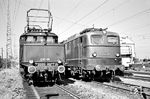 In Heidelberg Rbf begegnen sich die Kornwestheimer E 93 09 (Baujahr 1937) und die Offenburger E 40 073 (Baujahr 1957).  (28.09.1958) <i>Foto: Helmut Röth *</i>