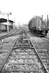 Aufbockanlage zum Übergang von Normalspur (1435 mm) auf Schmalspur (1000 mm) im Bahnhof Mosbach. (01.03.1959) <i>Foto: Helmut Röth *</i>