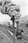 44 413 (Bw Villingen) ballert mit einem Güterzug aus Hausach an der Schwarzwaldbahn. (06.04.1954) <i>Foto: </i>