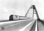 V 200 111 überquert die markante 963m lange kombinierte Straßen- und Eisenbahnbrücke über den Fehmarnsund auf der Vogelflugline (Hamburg - Kopenhagen). (28.09.1965) <i>Foto: Walter Hollnagel</i>