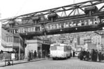 Im Jahr 1951 waren dies die modernsten Verkehrsmittel der Wuppertaler Stadtwerke: Der nagelneue Schwebebahnzug 59/60 und der Obus 305 auf der Linie 24 nach Schellenberg in Wuppertal-Oberbarmen, aufgenommen gegenüber des Bahnhofs. Die Straßenneubauten ab 1960 haben hier die Verkehrswege völlig verändert. Nur die Schwebebahn ist am alten Platz geblieben. (1951) <i>Foto: Max Biegel</i>