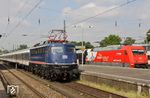 Am Freitag war dann die Planlok wieder am Zug: NX 110 469 wird in Wuppertal-Oberbarmen von 101 076 mit IC 2028 nach Hamburg-Altona überholt. (11.05.2018) <i>Foto: Wolfgang Bügel</i>