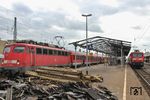 110 435 wartet mit RB 11314 (Bonn-Mehlem - Wuppertal Hbf) im Bahnhof Opladen die Überholung des RE 10714 (Krefeld - Münster) mit 112 162 ab. Dort begannen damals die Umbauarbeiten des Bahnhofs. Als erstes musste das alte Bahnsteigdach weichen. (11.03.2011) <i>Foto: Joachim Bügel</i>