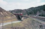 Zwischen Wildemann und Frankenscharrnhütte kreuzte bei Silbernaal-Grund die zwischen 1965-68 neu trassierte Strecke die Bundesstraße 242. (04.1975) <i>Foto: Reinhard Todt</i>