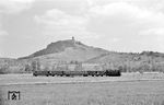 99 672 mit P 1675 vor der Kulisse von Burg Lichtenberg bei Oberstenfeld zwischen Beilstein und Großbottwar. (16.05.1964) <i>Foto: Helmut Röth</i>
