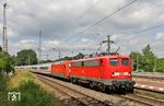 115 261 (mit 101 077) vor PbZ 2470 nach Dortmund im Abzweigbahnhof Gruiten. (20.06.2018) <i>Foto: Joachim Bügel</i>